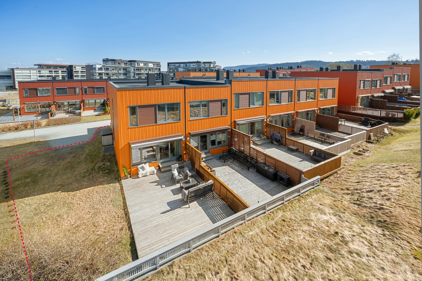 Med attraktiv endebeliggenhet i rolige, grønne og solrike omgivelser. Terrasse er oppmålt til 39,6 kvadratmeter. Galleribilde
