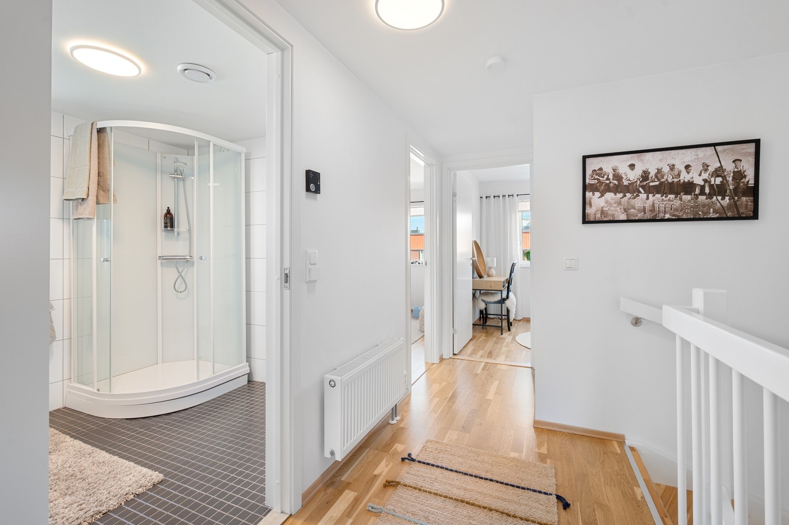 I 2. etasje er det gang, bad samt 3 store soverom. Galleribilde