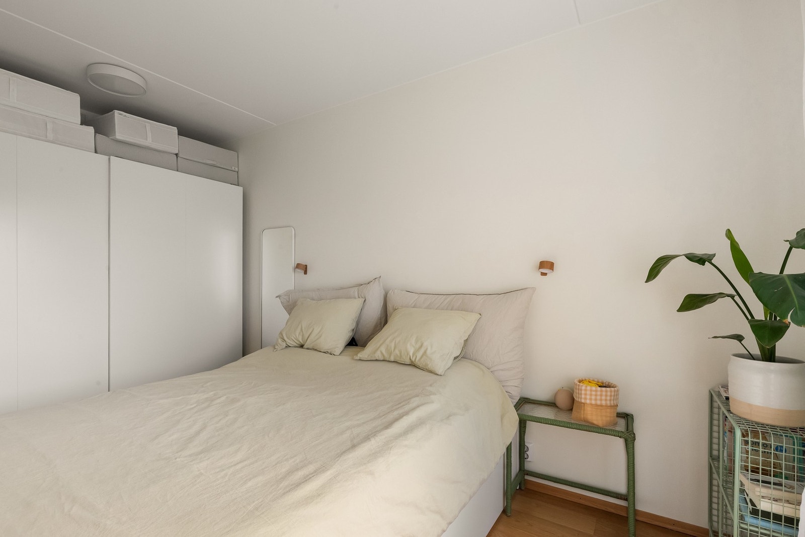 Rommet er innredet med skyvedørsgarderobe. Galleribilde