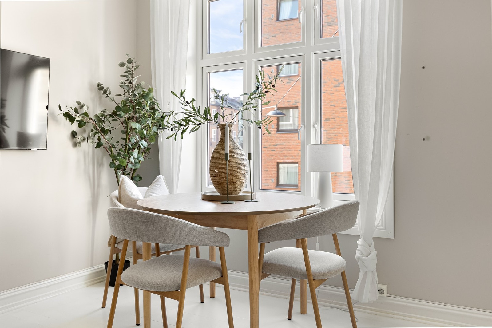 Store vindusflater sørger for rikelig med naturlig lys og gode lysforhold. Galleribilde