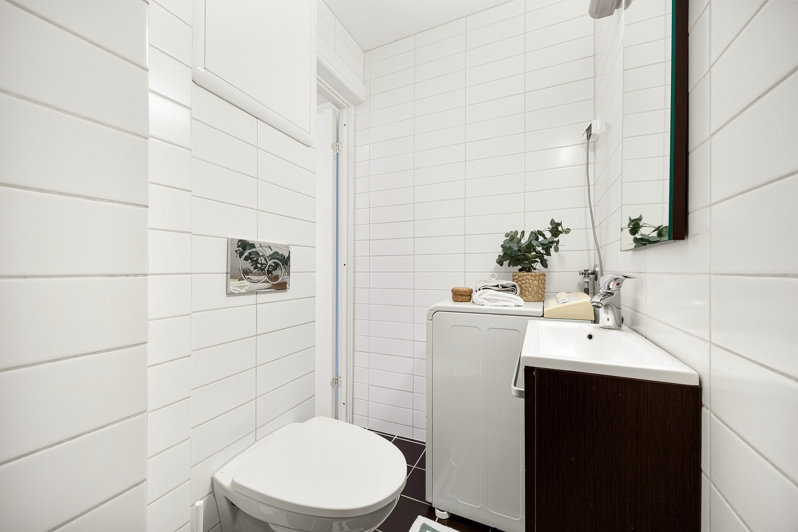 Flislagt bad med varmekabler i gulv. Badet har dusjnisje med dusjforheng og termostatstyrt dusjbatteri i krom med både hånddusj og regnfallsdusj. Galleribilde