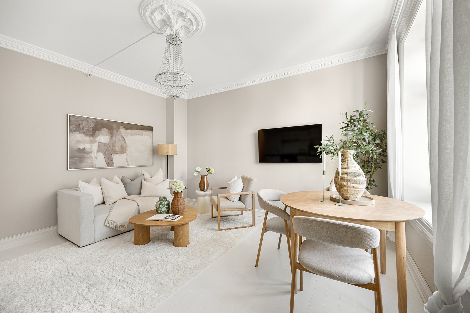 Romslig og lys stue med god plass til både sofa og spisebord. Galleribilde