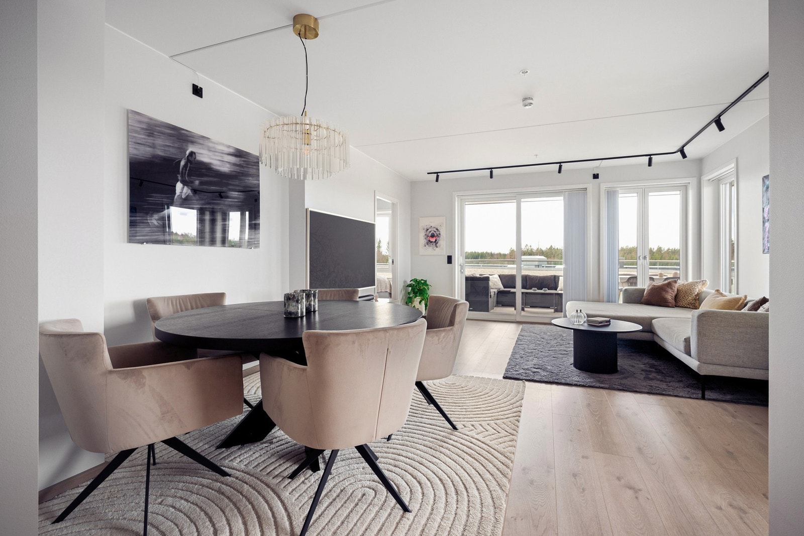 Her er det god plass til både sofagruppe og spisebord, og planløsningen egner seg perfekt for både hverdagsliv og sosiale sammenkomster. Galleribilde