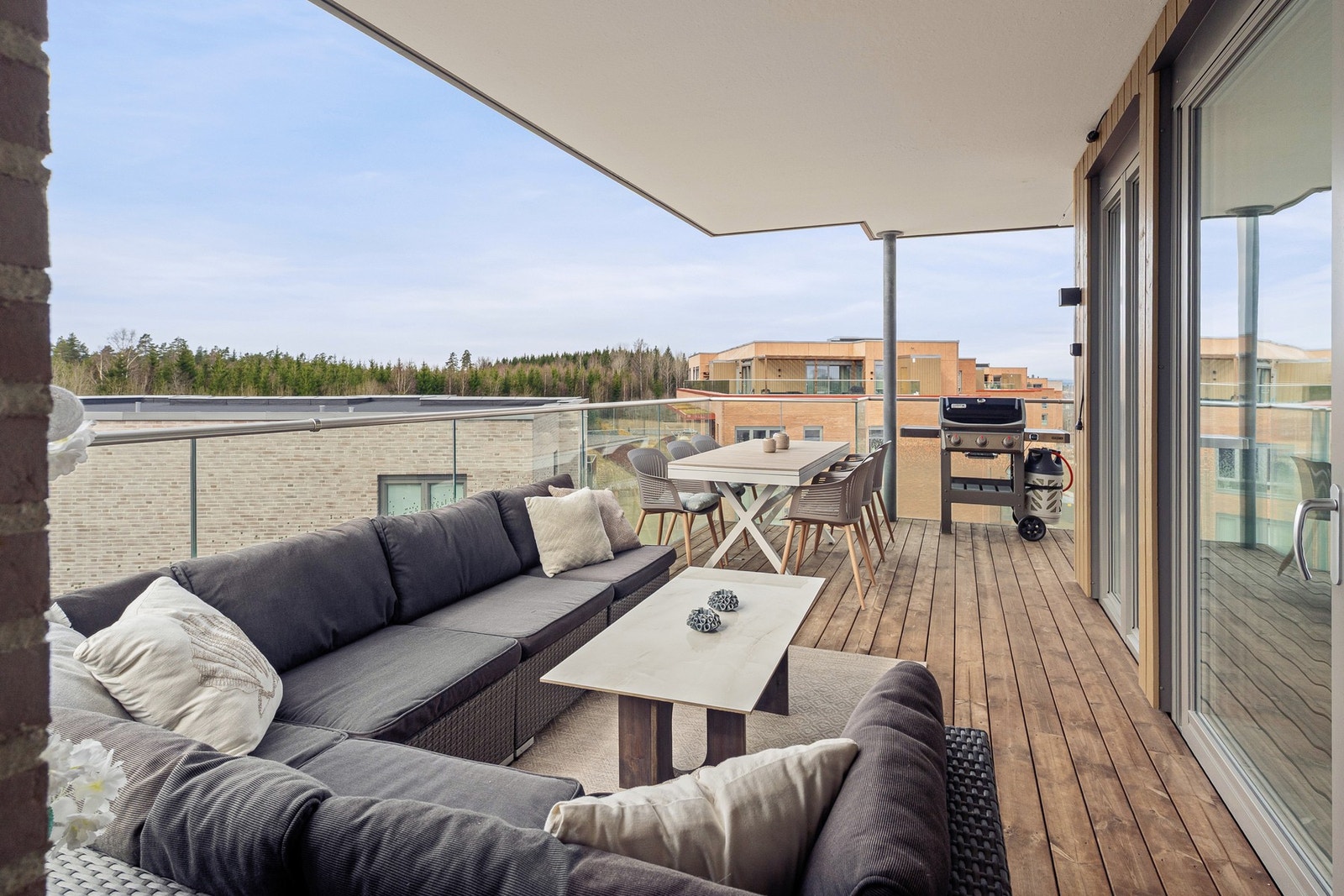 Boligen har en svært romslig og solrik balkong med god plass til både sittegruppe, spisebord og grill. Galleribilde