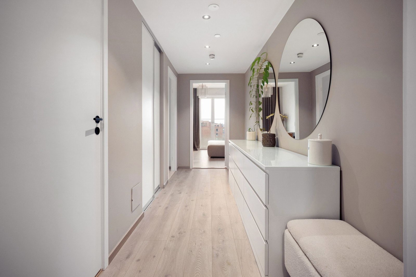 Velkommen inn i en moderne og stilren leilighet med gjennomgående høy standard og tidsriktige materialvalg. Galleribilde