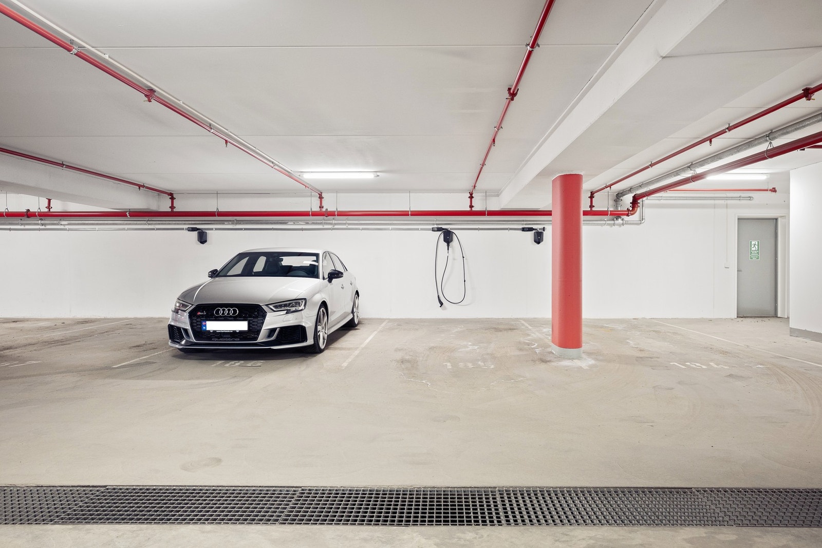 Leiligheten disponerer en parkeringsplass i felles parkeringskjeller, hvor det er installert elbillader. Galleribilde