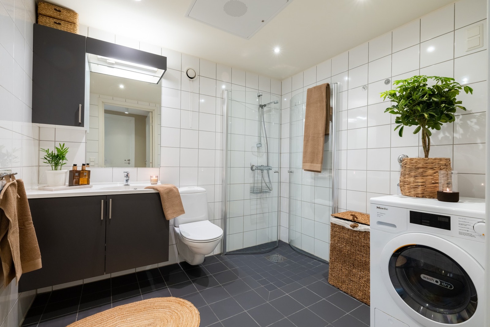 Lyst og delikat flislagt bad fra 2012 med varme i gulv og downlights i himlingen. Galleribilde