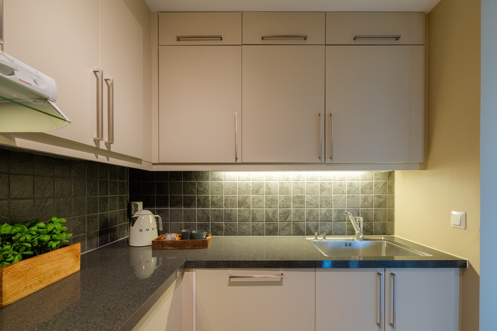 Alle hvitevarene følger boligen som Miele komfyr, koketopp og oppvaskmaskin av integrerte og frittstående Samsung kombinert kjøleskap/fryser. Galleribilde