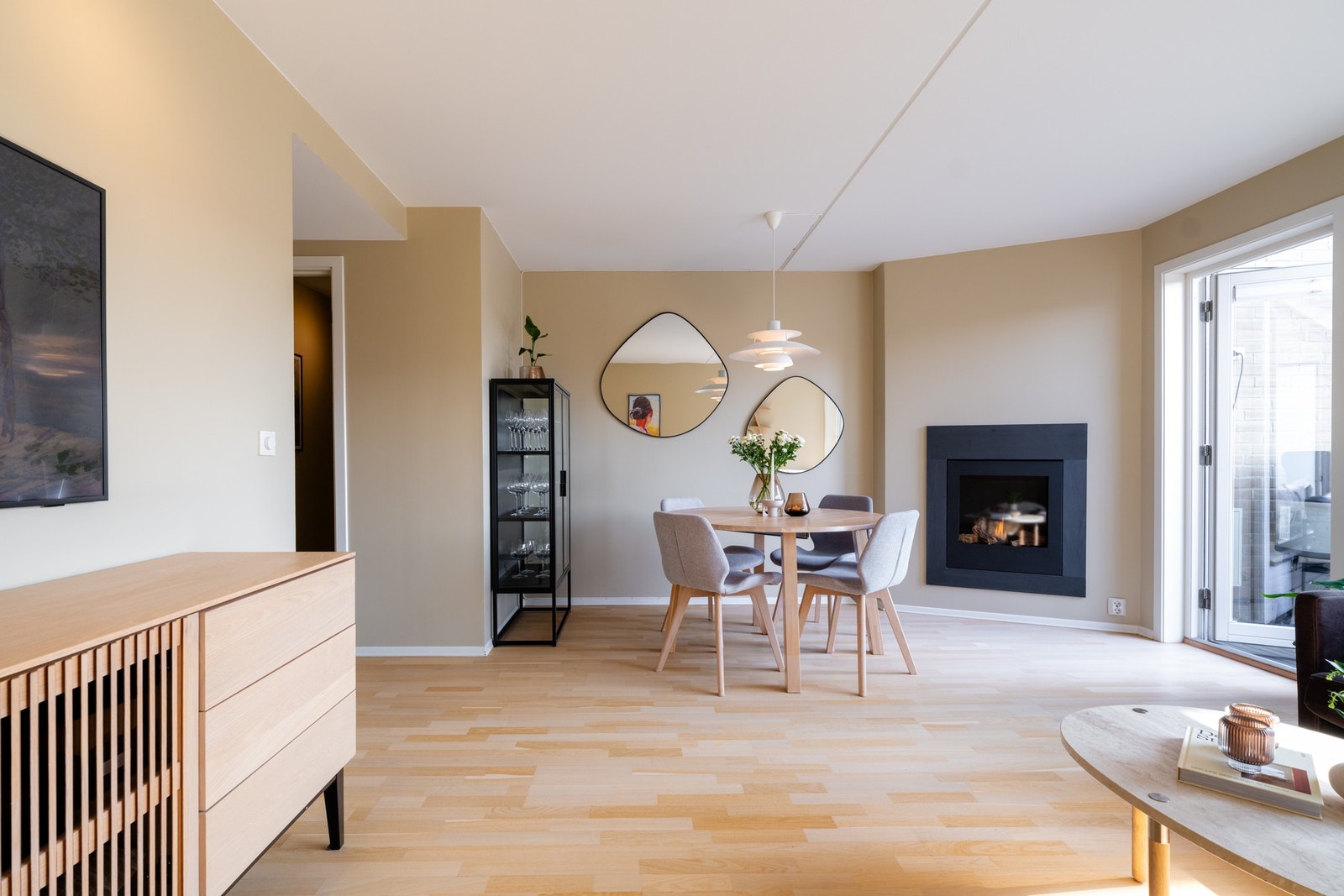 Leiligheten er holdt i moderne fargevalg og fint parkettgulv. Galleribilde