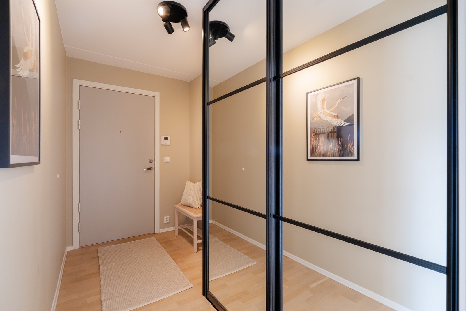 Velkommen inn i det som kan bli ditt nye hjem! Det er installert døråpner med video ved siden av inngangsdøren. Galleribilde