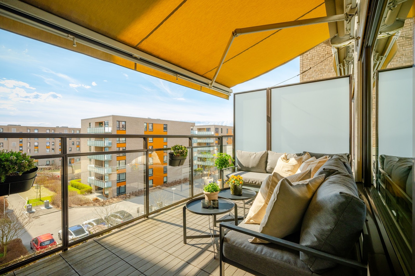 Balkongen er uten overbygg noe som gjør at den oppleves luftig og veldig skjermet fra innsyn. Det er montert elektrisk terrassemarkise med sunset-screen for både solfylte dager og lune kvelder. Galleribilde