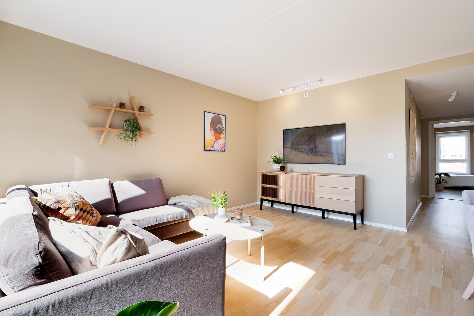 Stuen er lys og romslig med god plass til sofa samt tilhørende møblement. Galleribilde