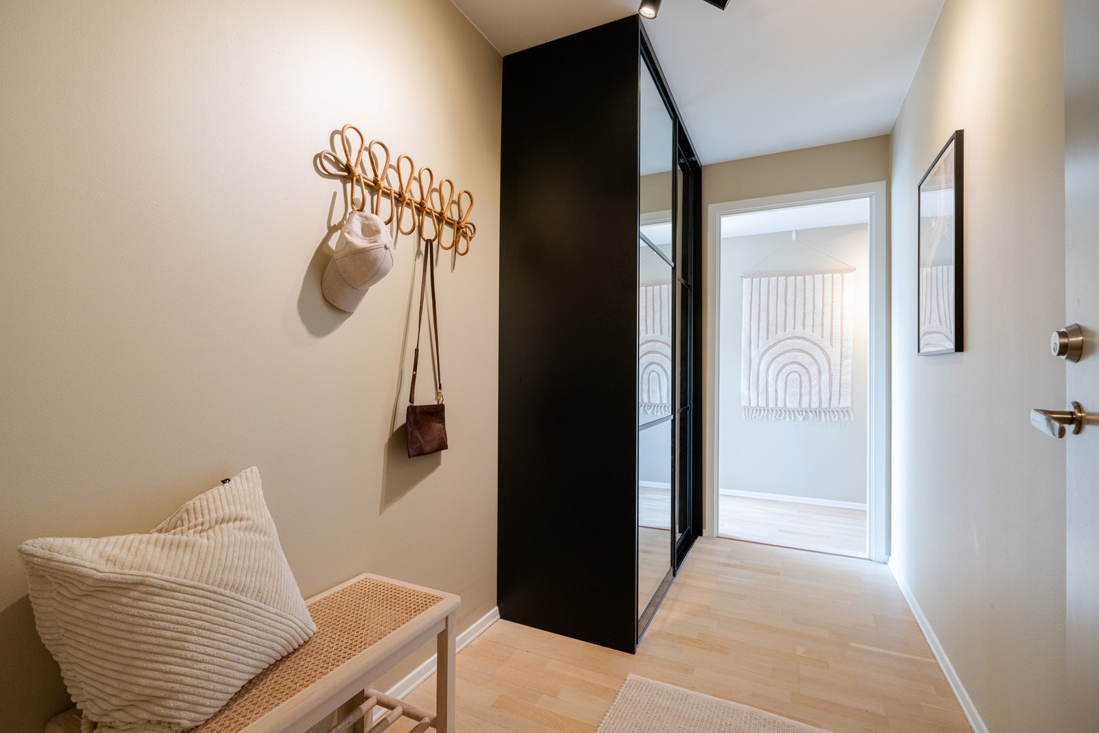 Her blir du møtt av en lys og praktisk gang med skyvedørsgarderobe til oppbevaring. Galleribilde