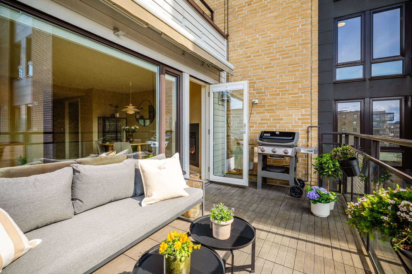 Det er god plass til utemøblement, diverse blomsterpotter og grill. Det er uttak for gassgrill på sentralanlegget. Galleribilde