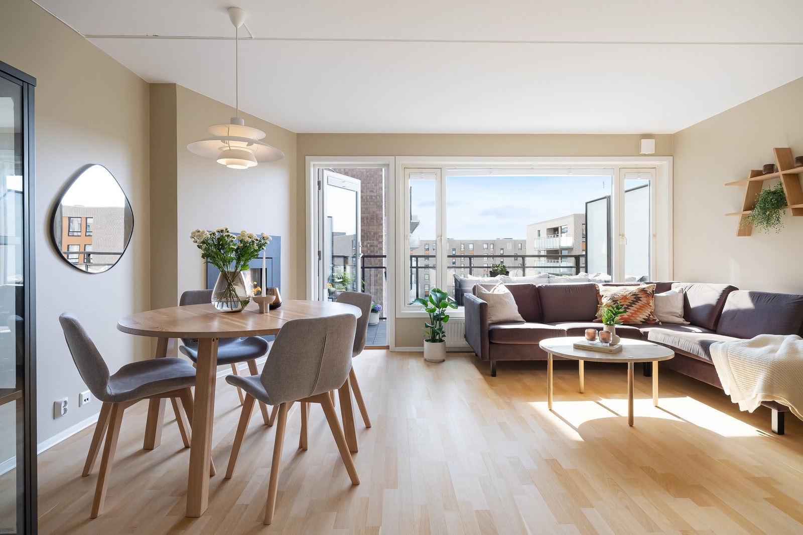Denne leiligheten har virkelig en flott og sosial stue. Galleribilde