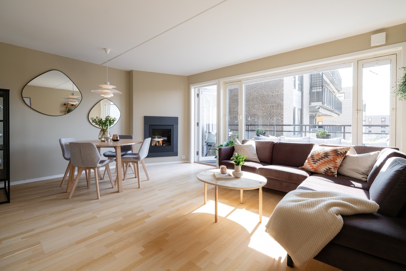 Her er det i tillegg god plass til et spisebord hvor både familie og venner kan samles til hyggelige sammenkomster. Galleribilde