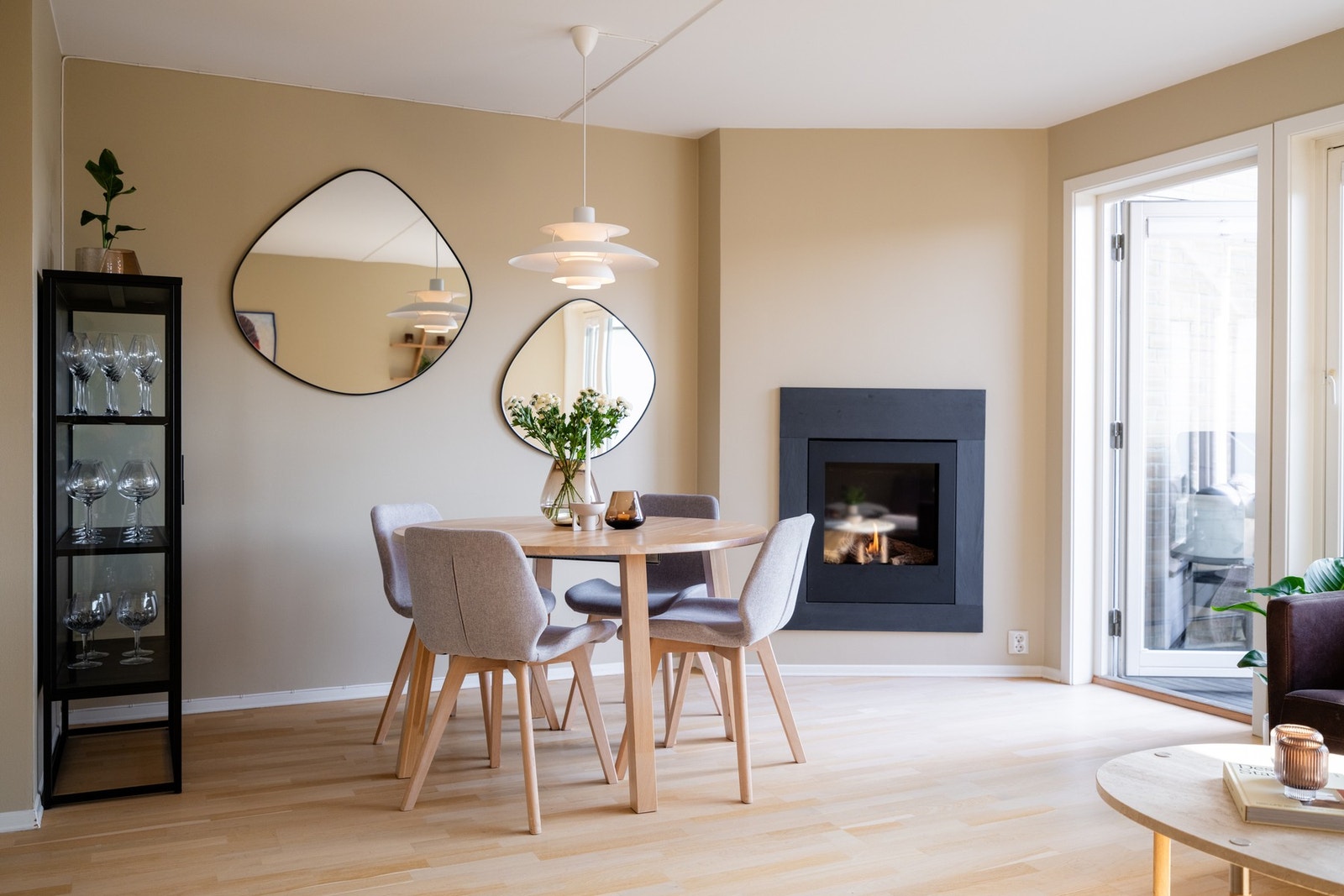 Stuen har i tillegg en fin gasspeis som gir en varm og lun stemning. Galleribilde