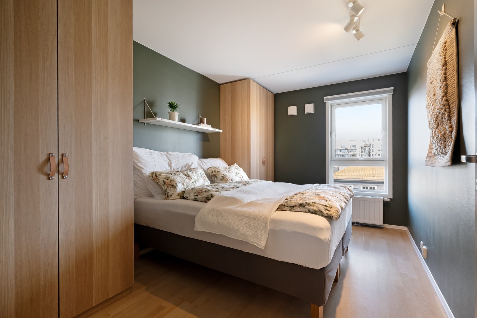 Leiligheten har to fine og luftige soverom som ligger vegg i vegg til hverandre. Galleribilde