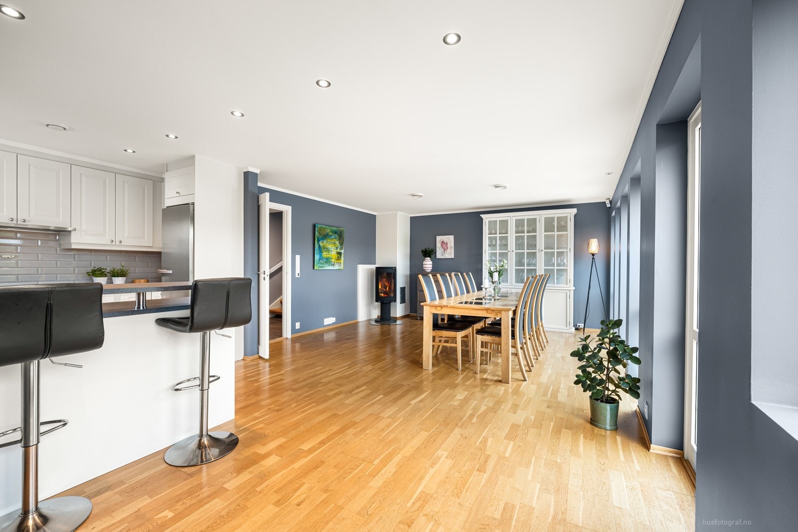 I åpen løsning med kjøkken ligger en romslig spisestue med god plass til stort spisebord, perfekt for både hverdagsmiddager og sosiale sammenkomster. Galleribilde