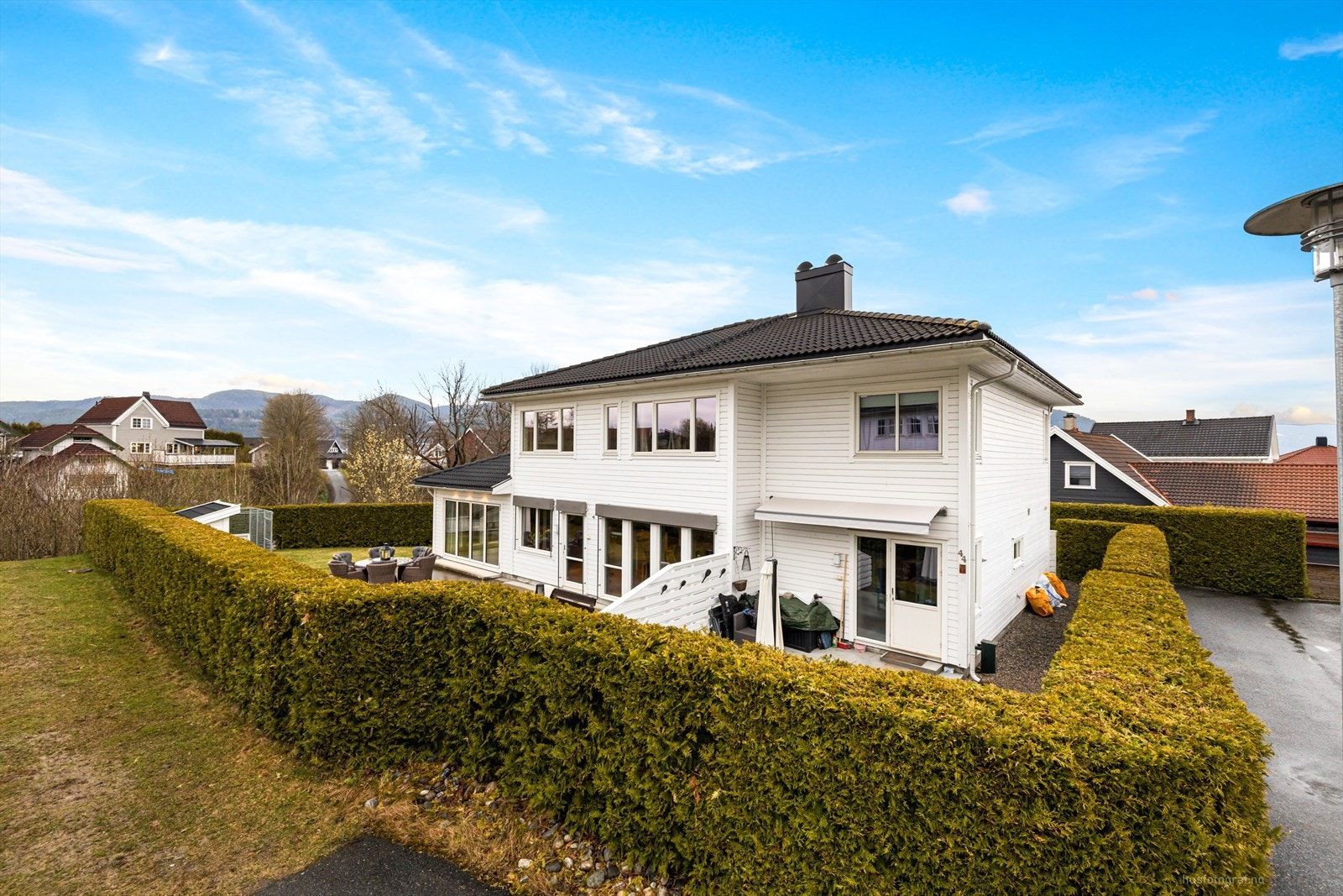 Boligen holder en gjennomgående god standard og er godt vedlikeholdt. Utleiedel går over to etasjer og disponerer eget uteområde. Galleribilde