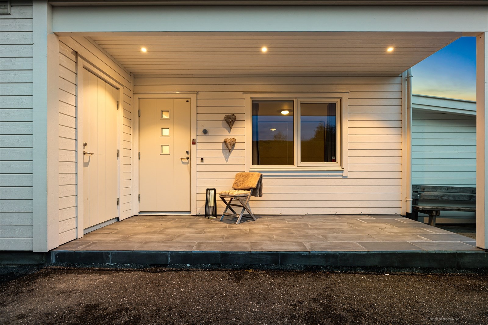 Velkommen inn! Man ankommer boligen fra et pent overbygget inngangsparti. Inngangspartiet fremstår innbydende, er overbygget og har en hyggelig belysning. Galleribilde