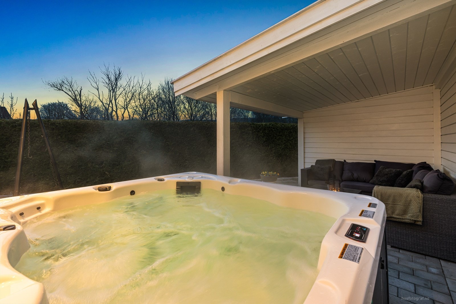 Skjermet og privat hage med overbygd Jacuzzi-område, som byr på en avslappende sone som kan nytes uansett vær. Galleribilde