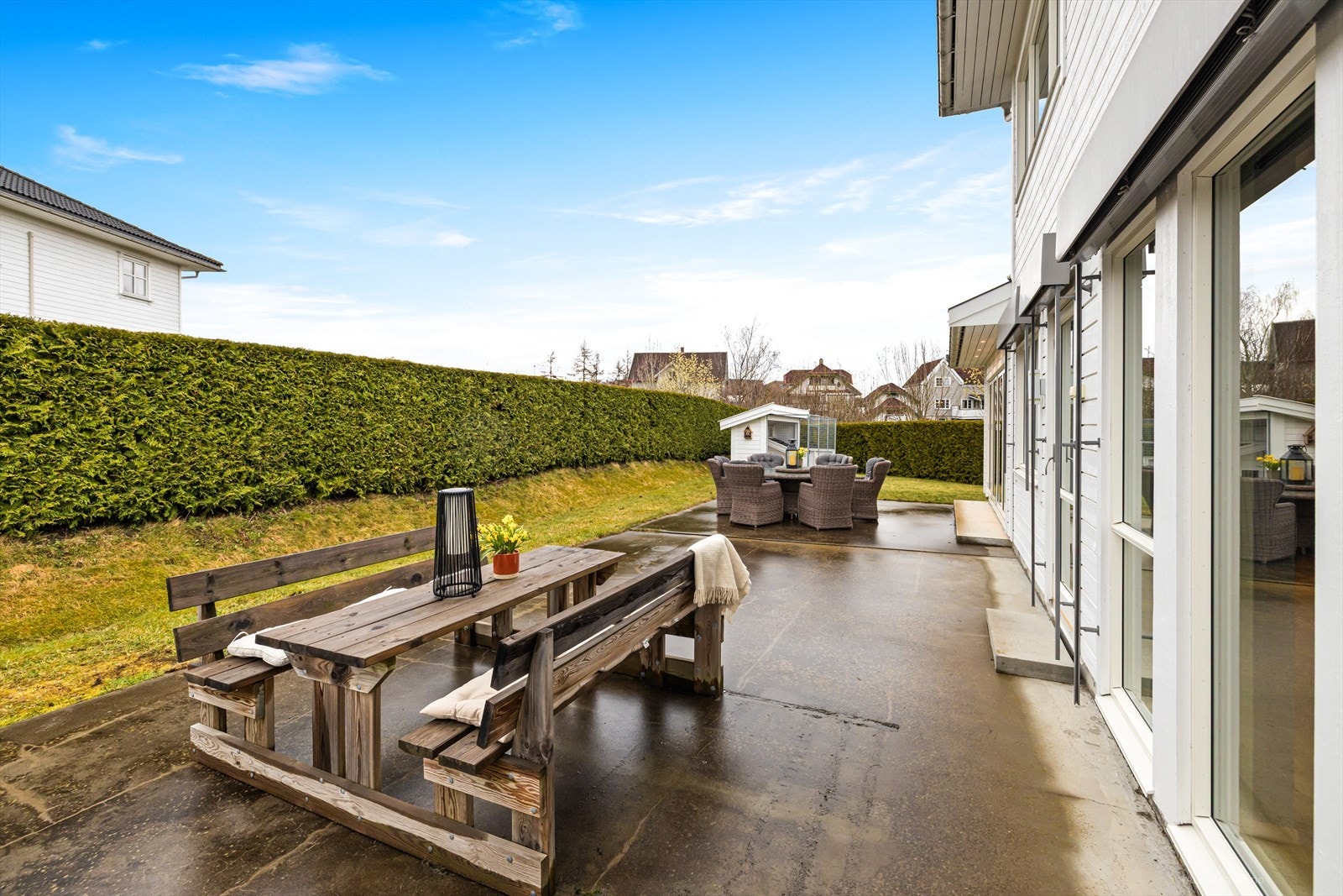 Terrassen og utearealene kan møbleres med flere møbleringssoner der en kan invitere hele vennegjengen til en uforglemmelig sommerkveld. Galleribilde
