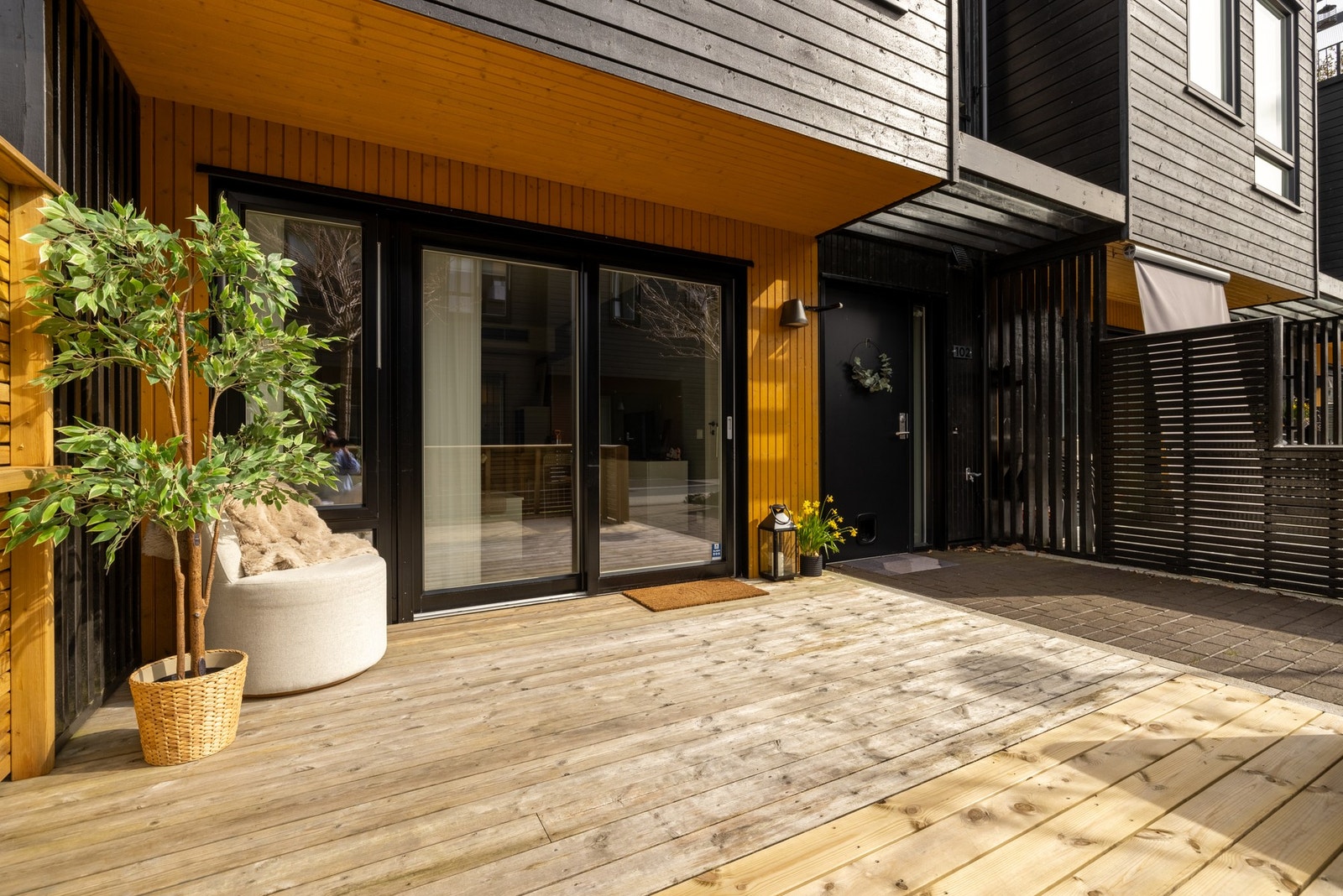 Utenfor stuen er det direkte utgang til den solrike terrassen på hele 14 m². Galleribilde