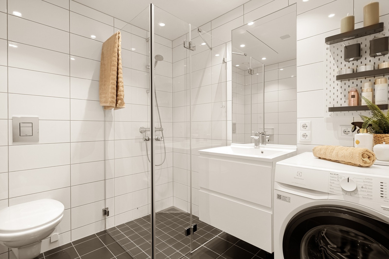 Badet er helfliset og måler 4,3 m². Galleribilde