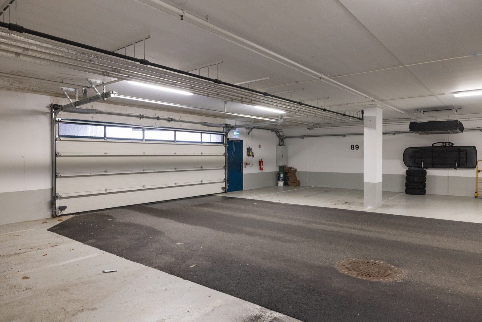 Det medfølger en parkeringsplass med el-bil lader i felles garasjeanlegg. Galleribilde