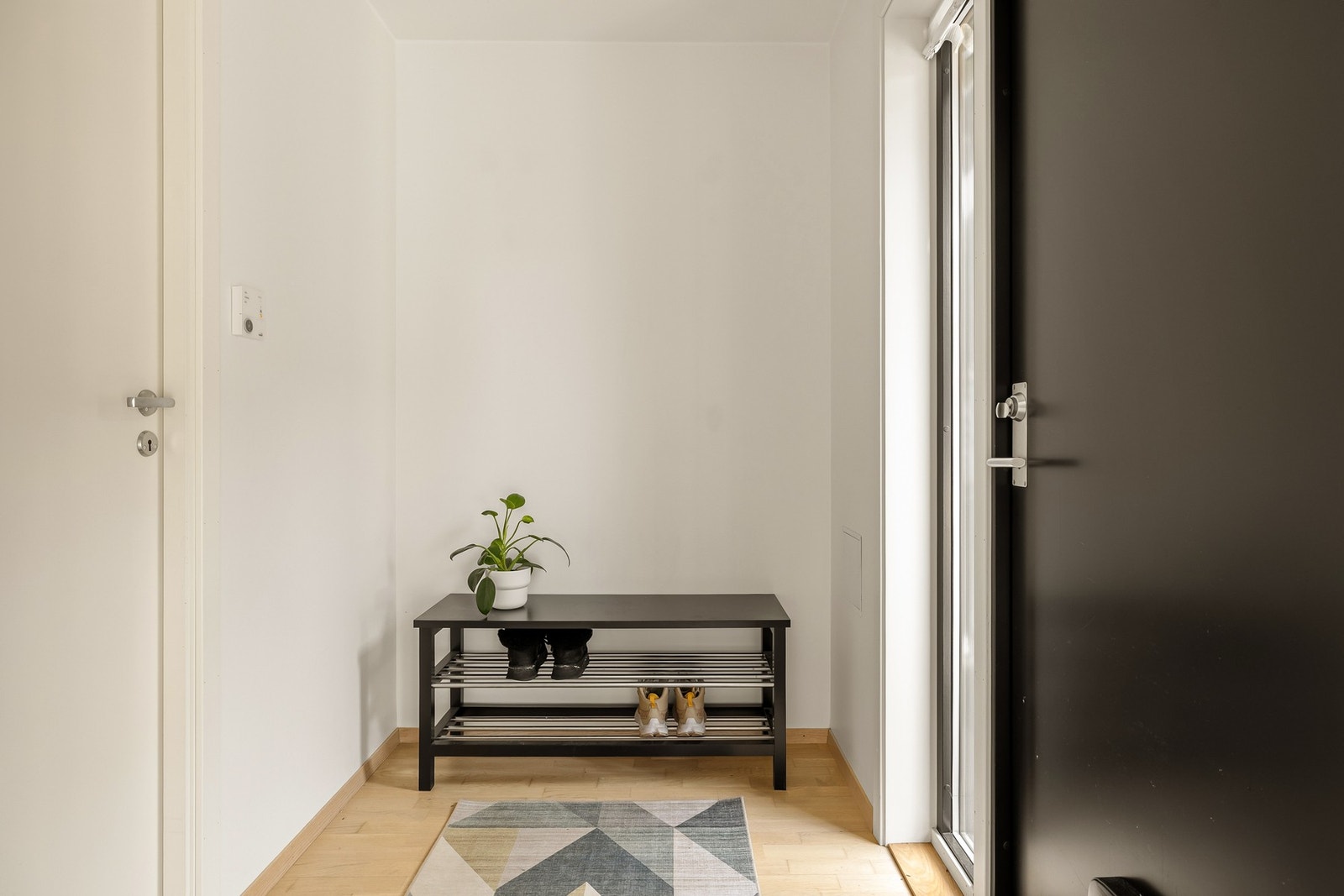 Entréen på 2,9 m² ønsker deg velkommen hjem til boligen. Galleribilde