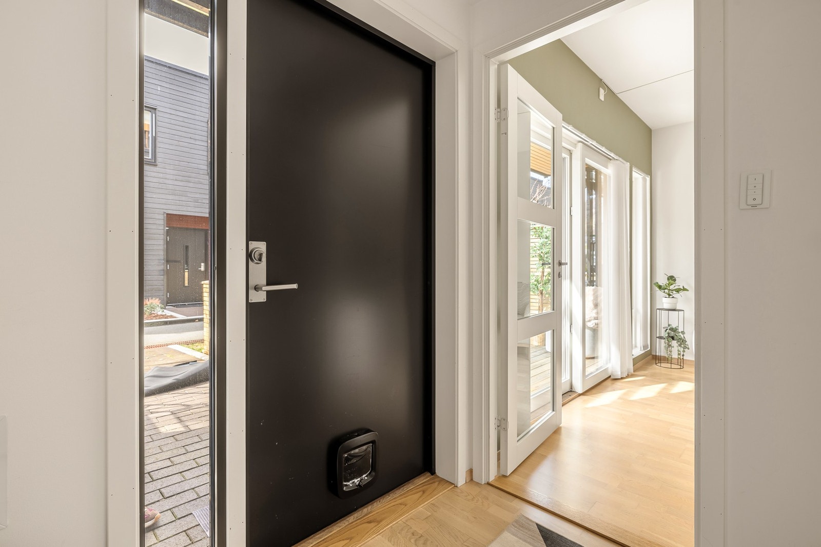 Leiligheten er utstyrt med balansert ventilasjon med varmegjenvinning, rør-i-rør-system og felles varmtvann, som bidrar til en komfortabel og energieffektiv bolig. Galleribilde