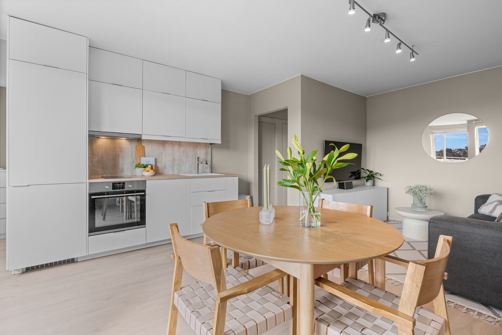I åpen løsning mot stuen har leiligheten et stilrent og pent Ikea-kjøkken fra 2016. Galleribilde