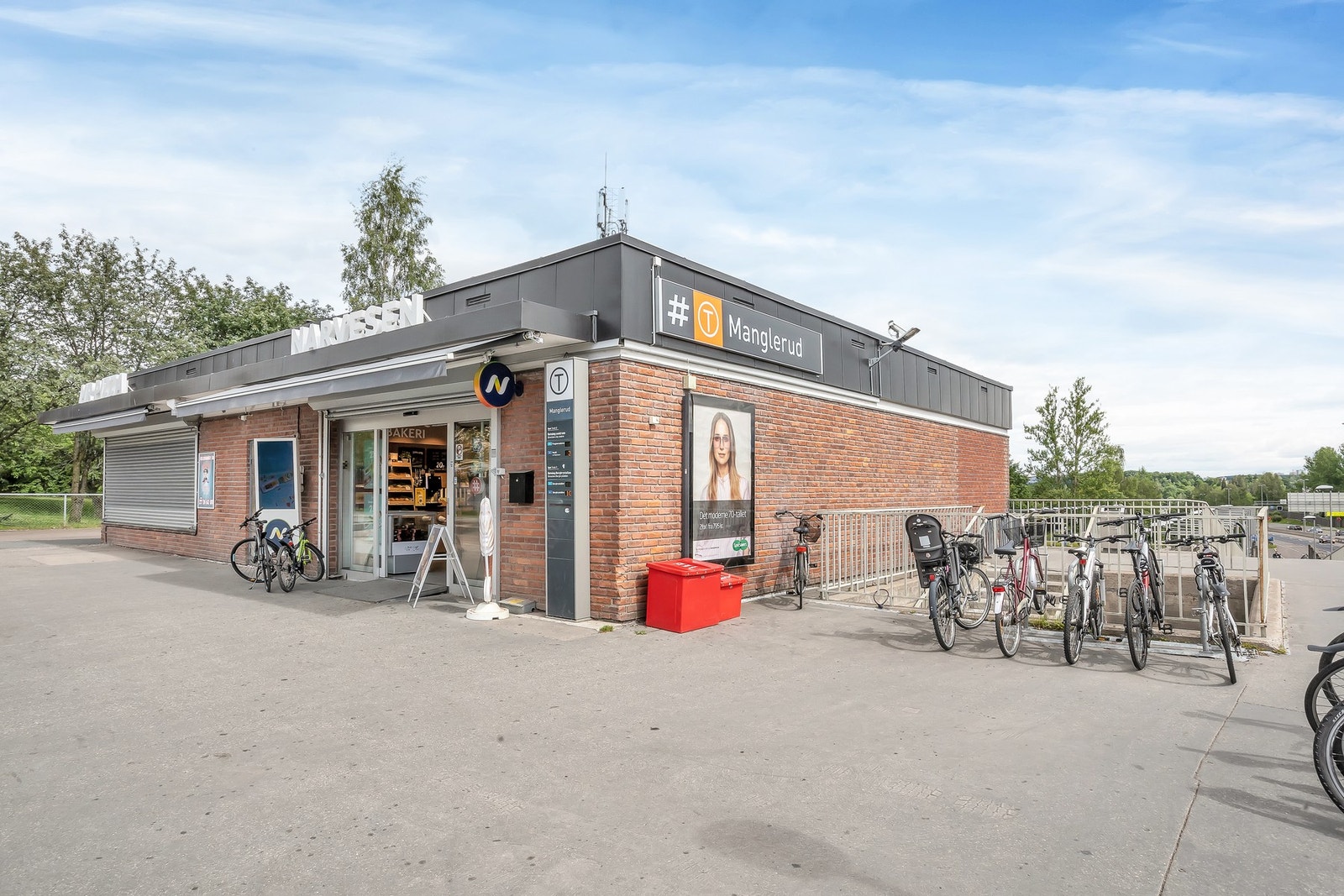 Området har et godt kollektivtilbud med buss, T-bane og tog i umiddelbar nærhet. Kort gangavstand fra boligen til T-bane på Manglerud og Ryen. Galleribilde