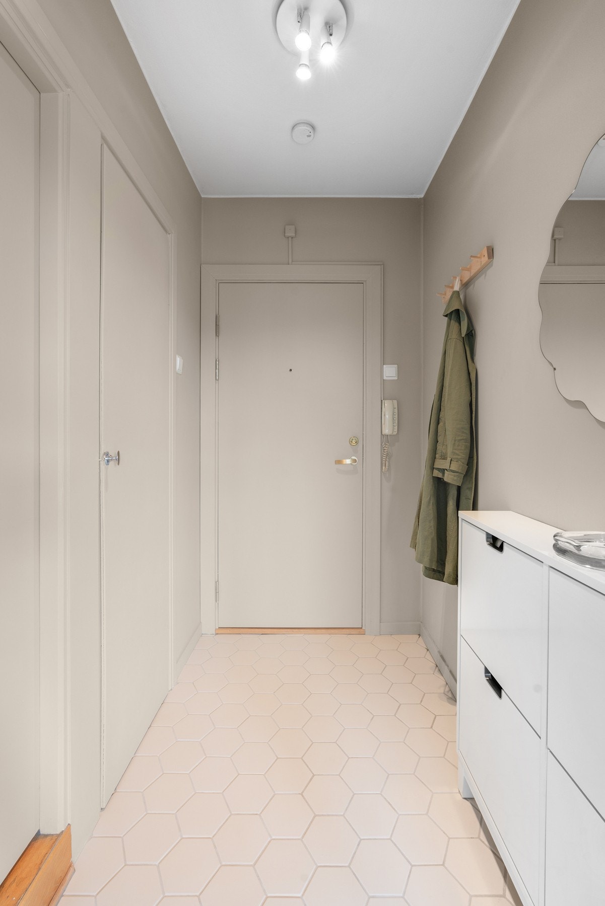 I entreen er det god plass til å henge fra seg ytterklær og sette fra seg sko. Dørcalling er montert. Galleribilde