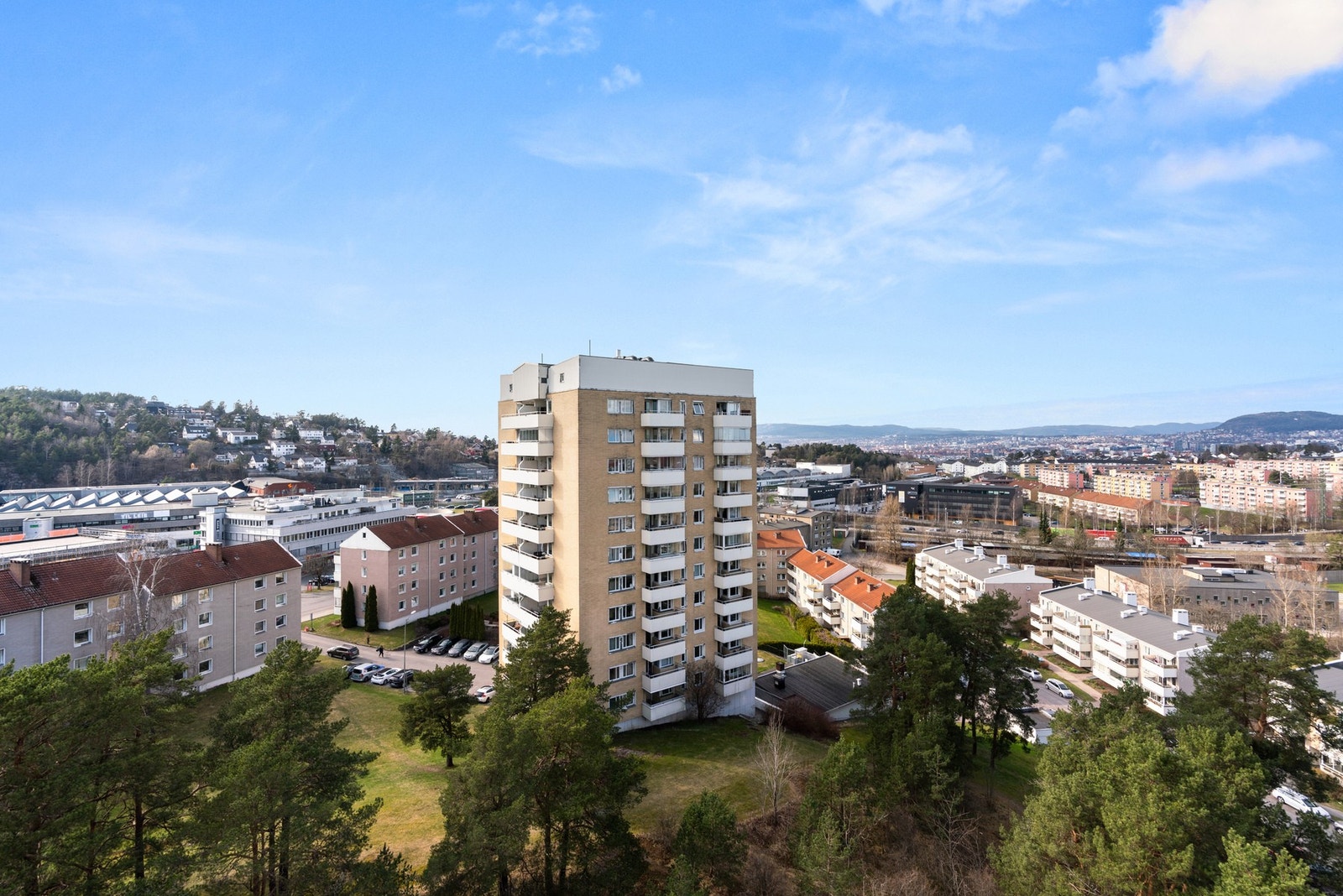 Balkongen er en herlig forlengelse av stuen i sommerhalvåret, og herfra er det flott utsikt utover nærområdet og nedover mot sentrum. Galleribilde