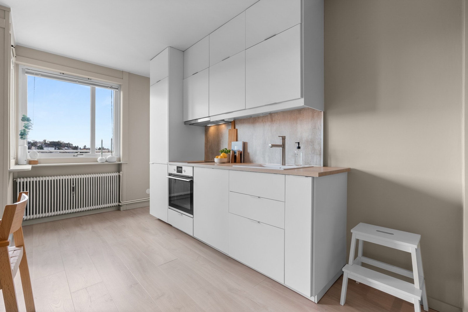 Hvitevarene består av en integrert 2-soners koketopp, stekeovn, oppvaskmaskin, kjøl/ frys og ventilator med kullfilter. Automatisk lekkasjestopper er installert. Galleribilde