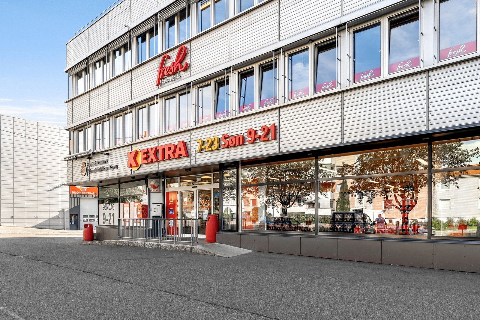 Dagligvarehandelen kan bla. gjøres på Coop Extra, KIWI eller Rema 1000 på Ryen. På Ryen er det også søndagsåpen butikk. Ellers kort vei til Manglerud senter. Galleribilde
