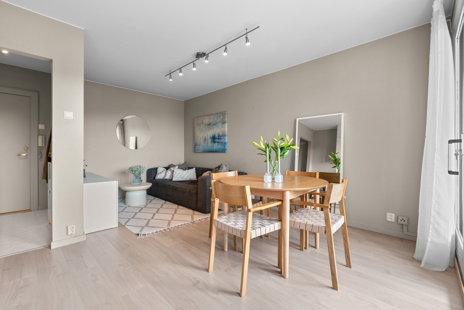 Leiligheten ble overflateoppusset i 2023, da ble overflater sparklet og malt opp. Galleribilde