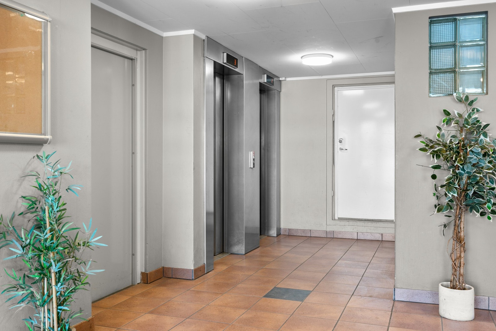 Det er adkomst fra inngangsplan til leiligheten via heis og trapp. Galleribilde
