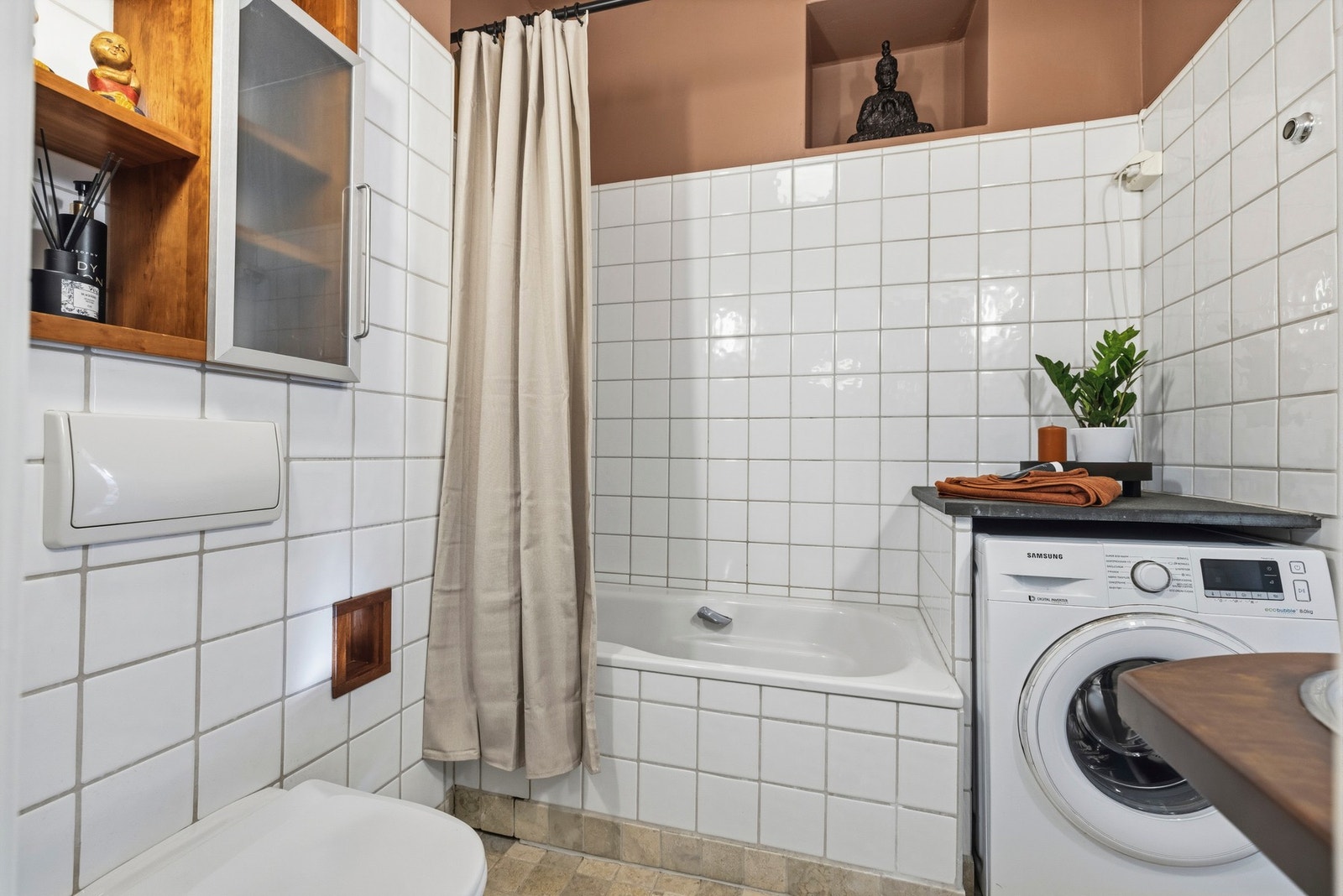 Rommet har opplegg for vaskemaskin og badet har naturlig ventilering. Galleribilde