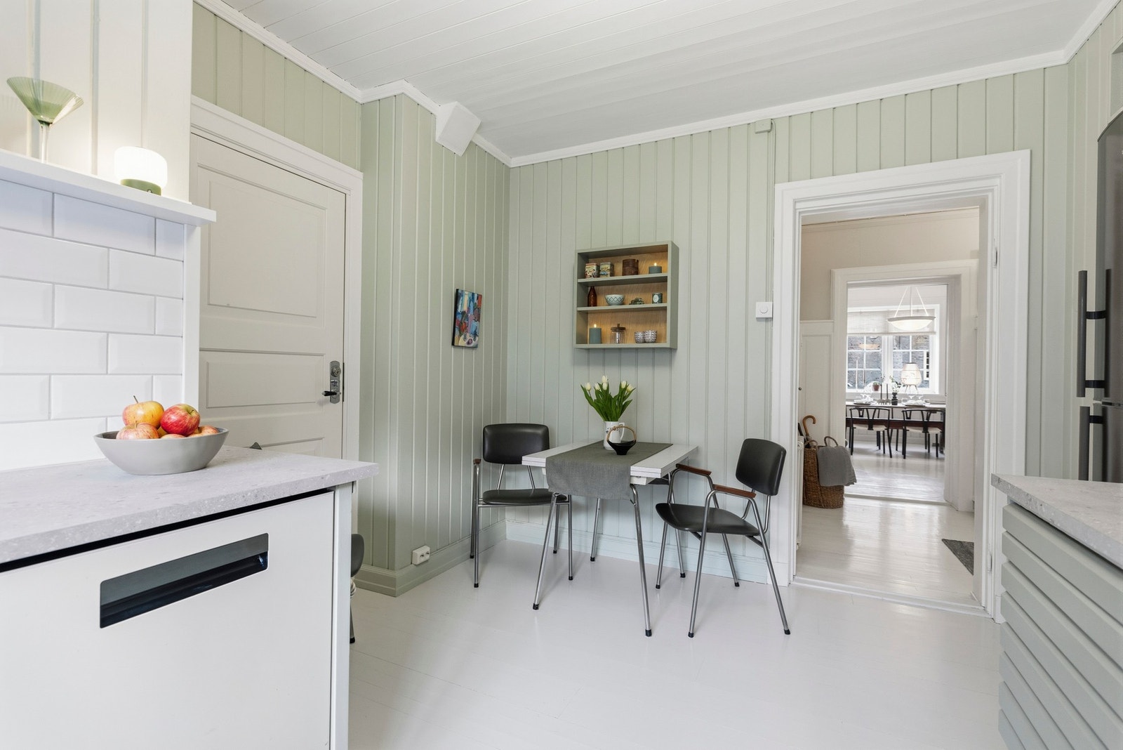 Pent Unoform kjøkken fra ca. 2003 som ligger adskilt fra stuen. Galleribilde