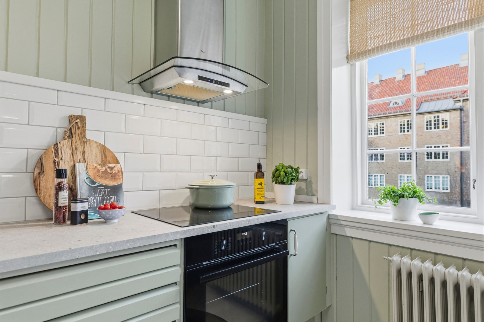 Kjøkkenet er innredet med integrerte hvitevarer som komfyr og induksjon platetopp samt er det plass til frittstående hvitevarer som oppvaskmaskin og kjøl/frys. Galleribilde