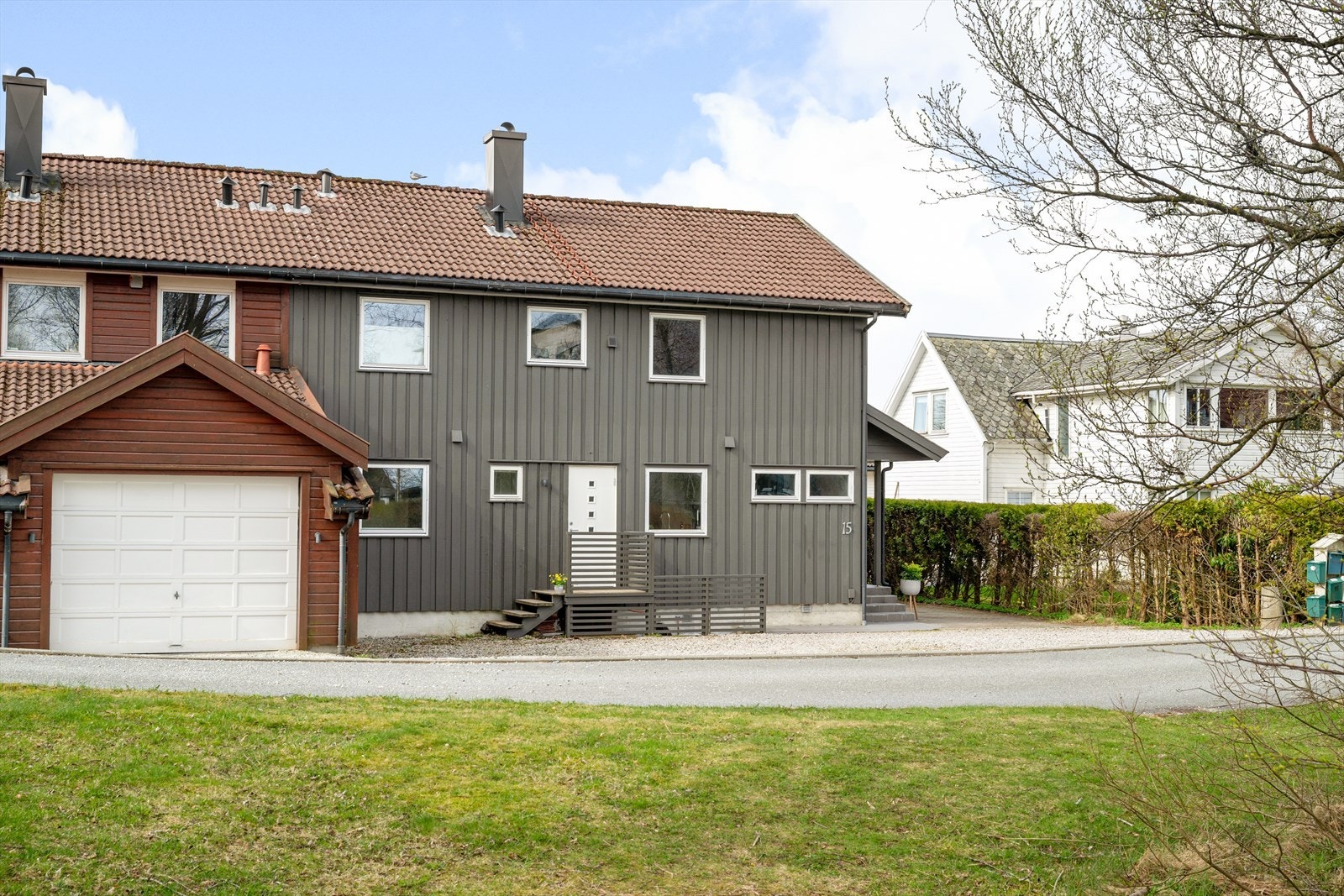 Del av tomannsbolig med egen inngang og parkering i gårdsrom. Galleribilde