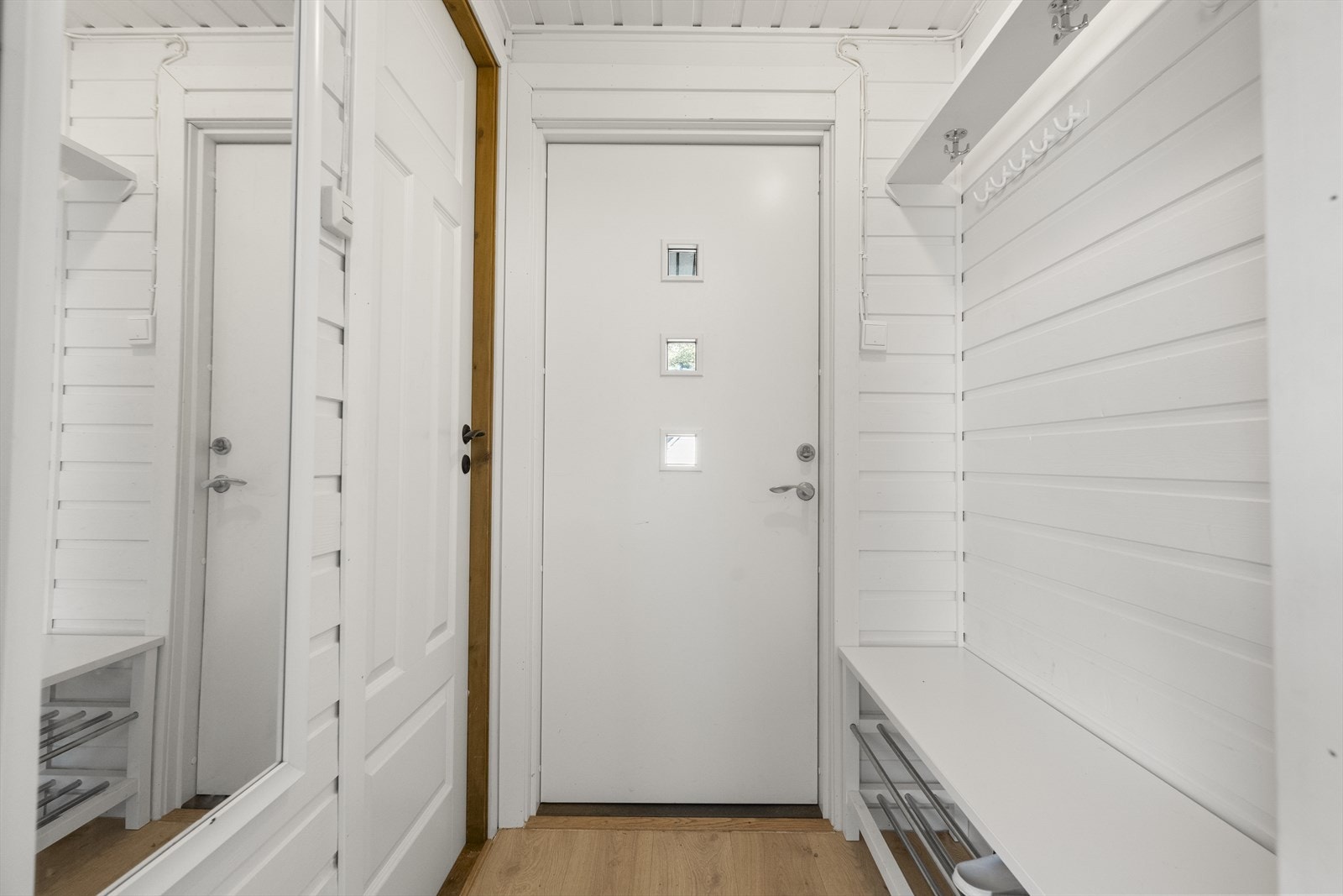 Entré med plassbygd benk og oppheng. Ytterdøra med vindauge er frå 2015. Galleribilde