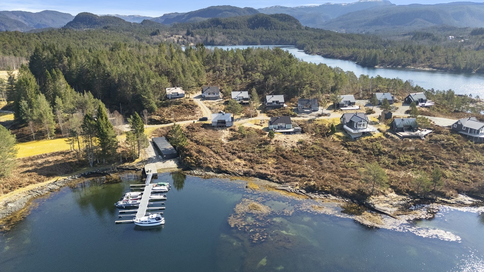 Felles bryggjeanlegg for hyttefeltet gir enkel tilgang til sjøen. Galleribilde