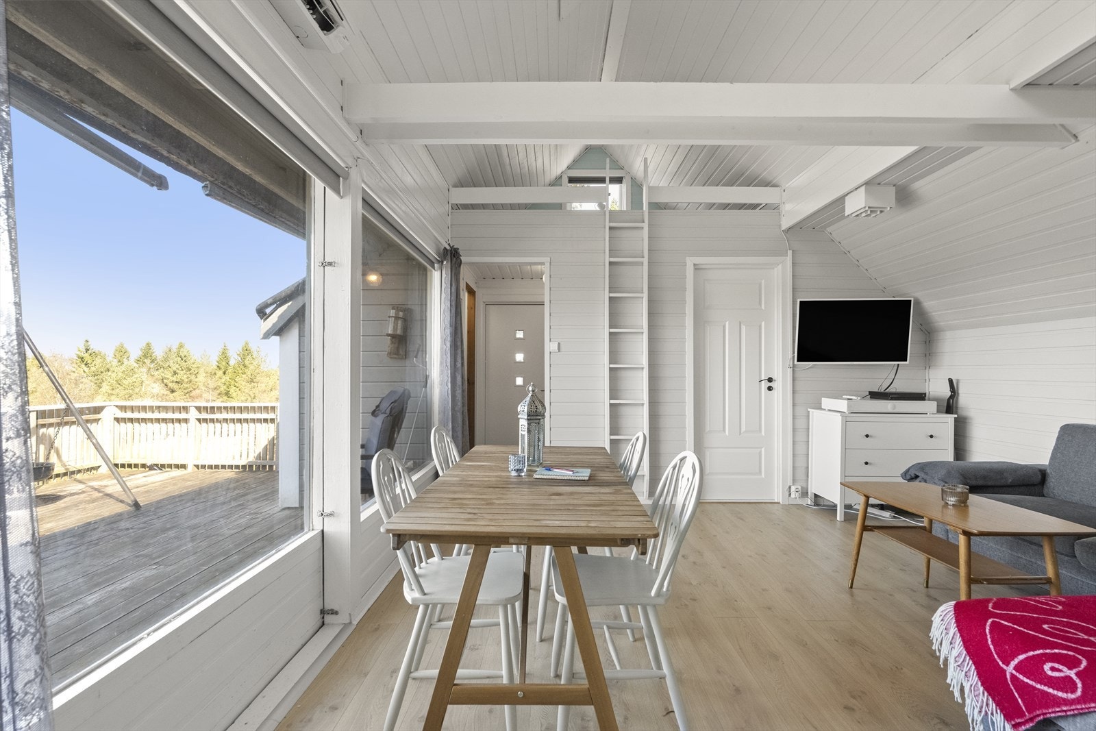 Frå spiseplassen er det direkte utgang til terrassen via skyvedør Galleribilde