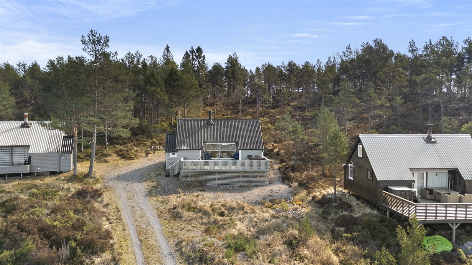 Eigedomen ligg i eit vestvendt, skråande terreng med gruslagt tun og parkering. Galleribilde