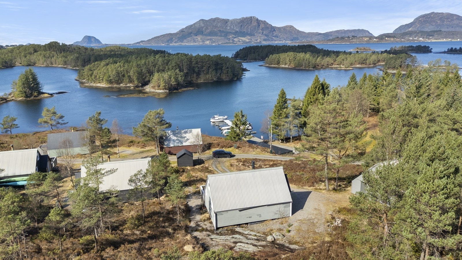 Hytta ligg i eit etablert hyttefelt med gode turmoglegheiter rett utanfor døra. Galleribilde