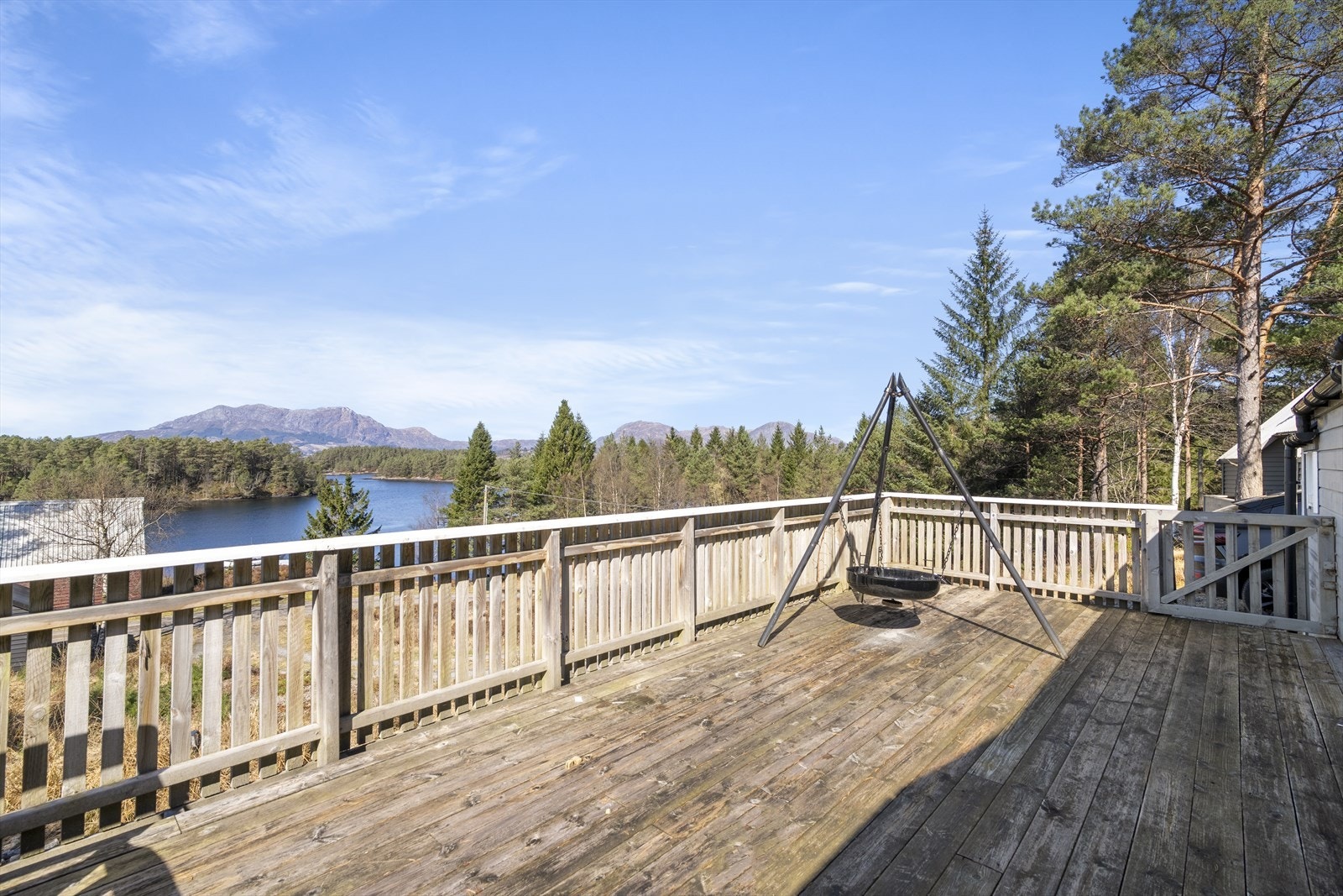 Her er det god plass til både sitjegruppe og grill, med trapp ned frå terrassen. Galleribilde